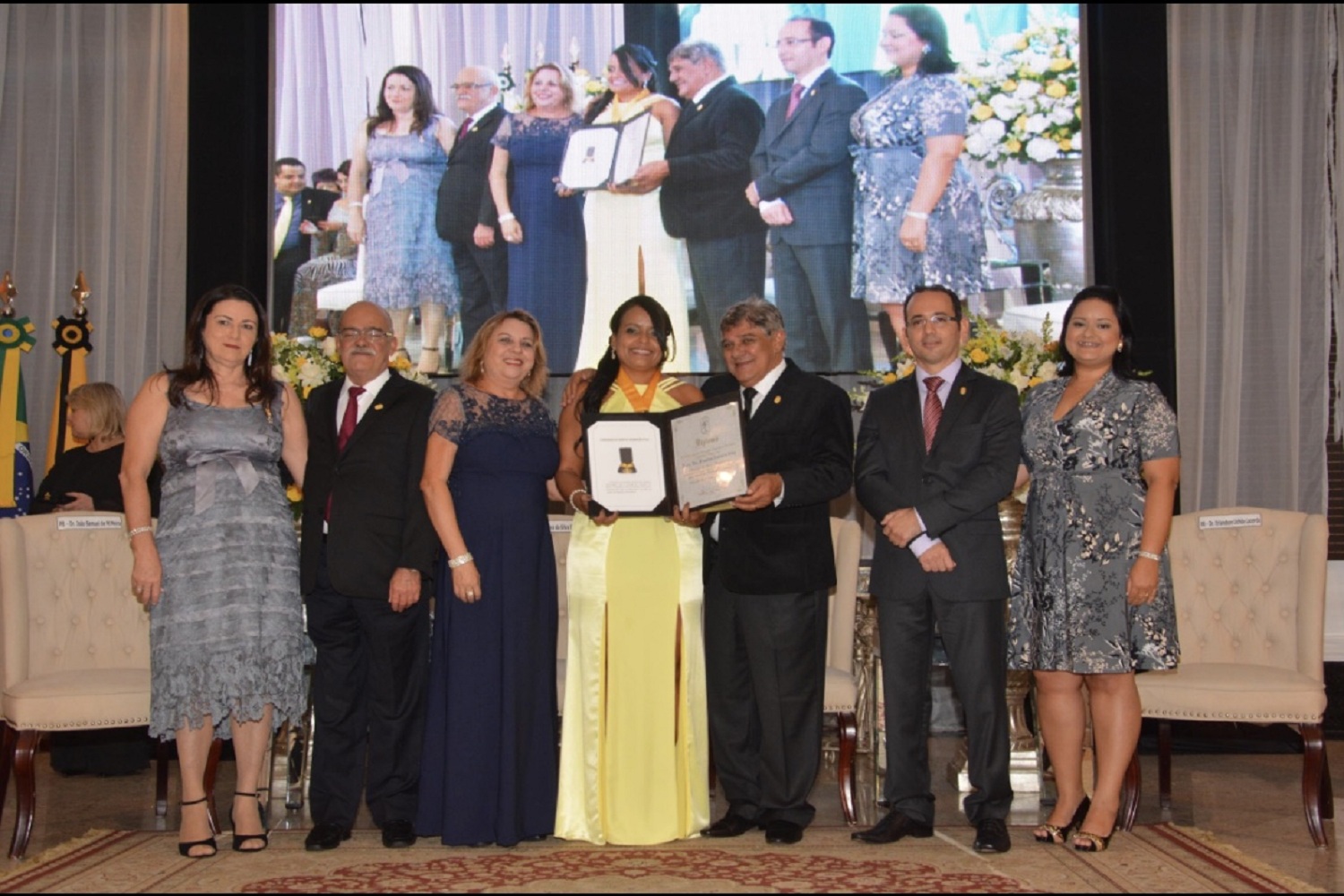 Francilene Amaral (ao centro) recebe condecoração destinada a farmacêuticos que prestaram serviços relevantes à profissão. (foto: arquivo pessoal)